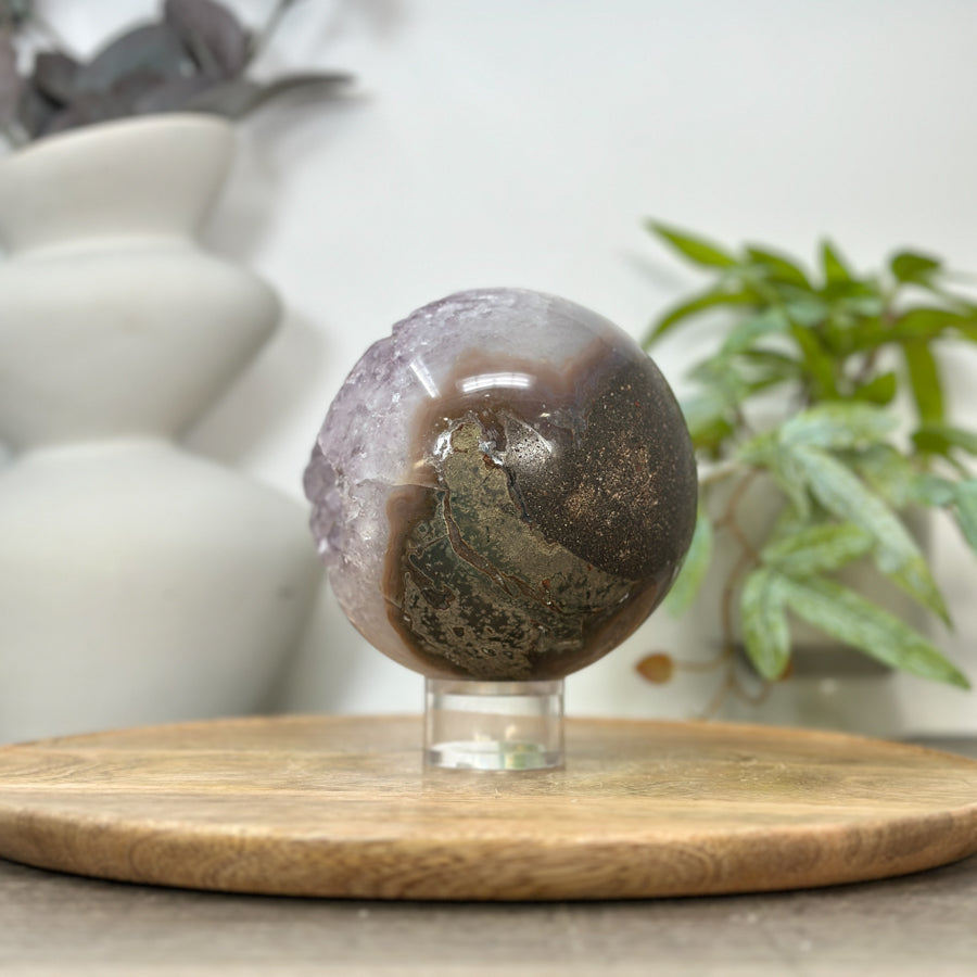 Amethyst-Steinkugel mit natürlicher Kristallbildung und ruhiger Oberflächenwirkung