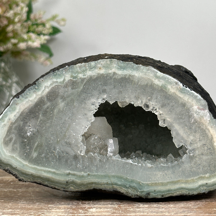 Quarz-Jaspis-Geode mit grün gebänderter, kontrastreicher Gesteinsmatrix