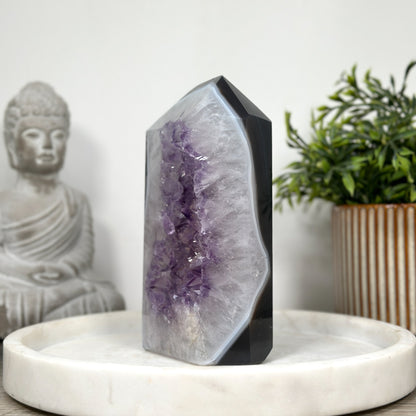 Blaugebänderter-Achat-Amethyst-Obelisk mit harmonisch verlaufender Bänderstruktur