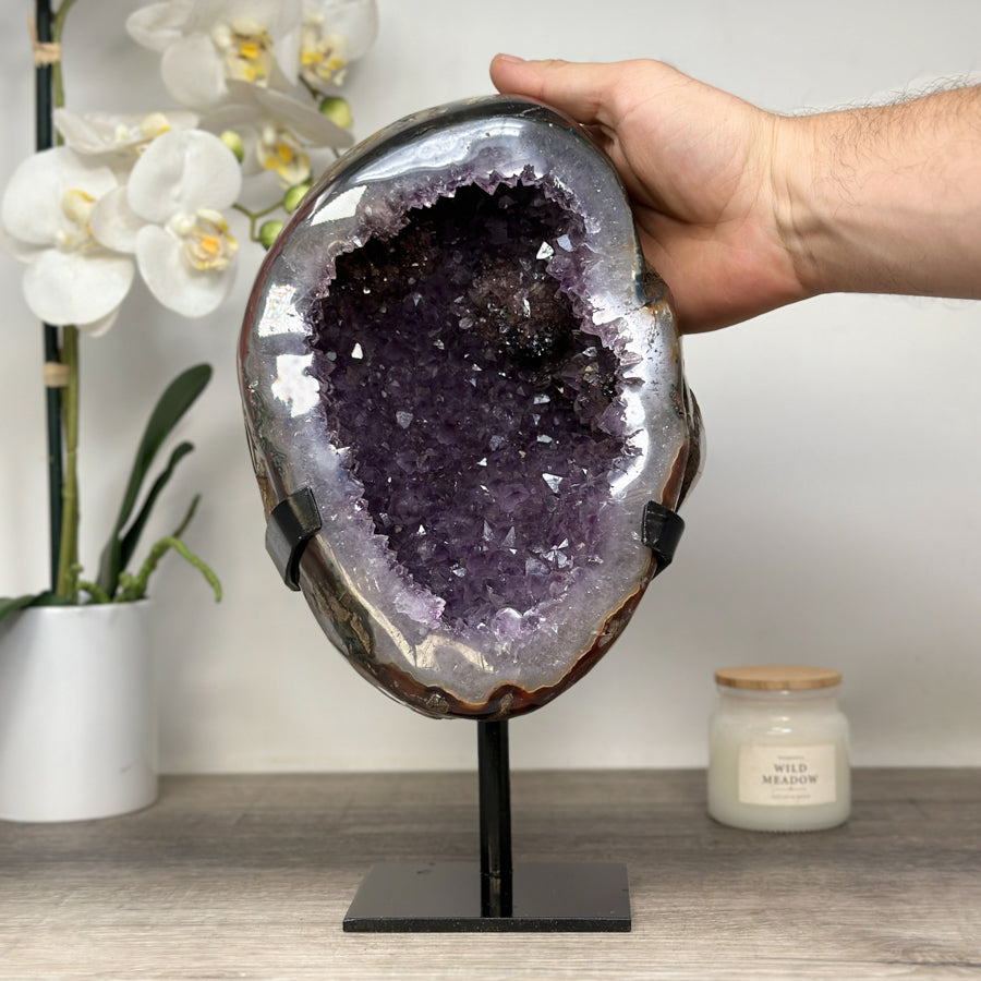 Amethyst-Geode groß mit Achat-Schale und ausgewogener Kristallstruktur