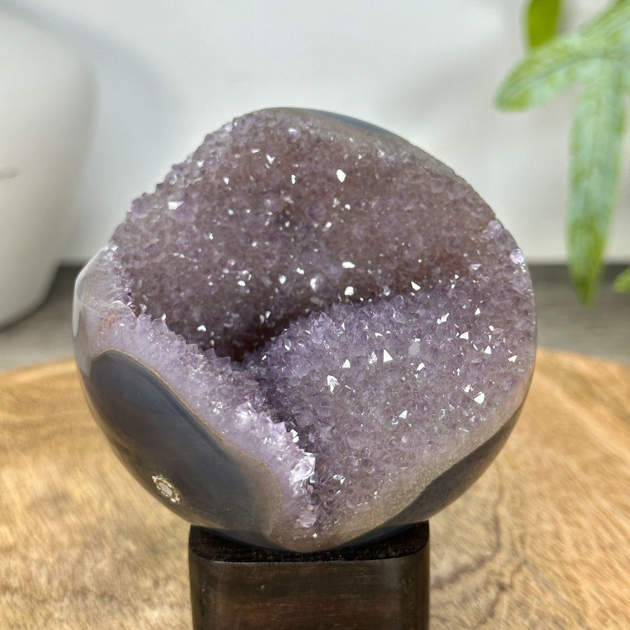 Amethyst-Sphäre mit intensiven violetten Nuancen und Zuckerquarzkristallen