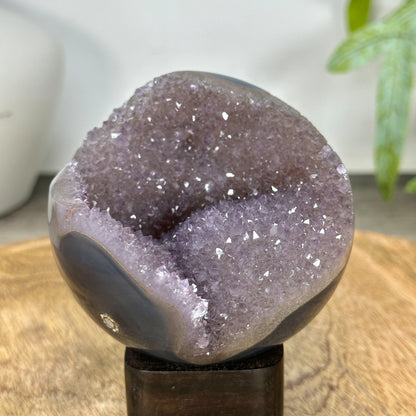 Amethyst-Sphäre mit intensiven violetten Nuancen und Zuckerquarzkristallen