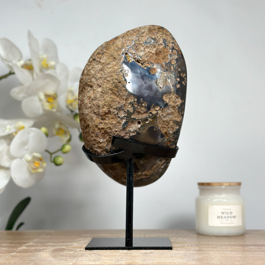 Amethyst-Geode mit Achat-Schale und strukturierter Kristallkammer