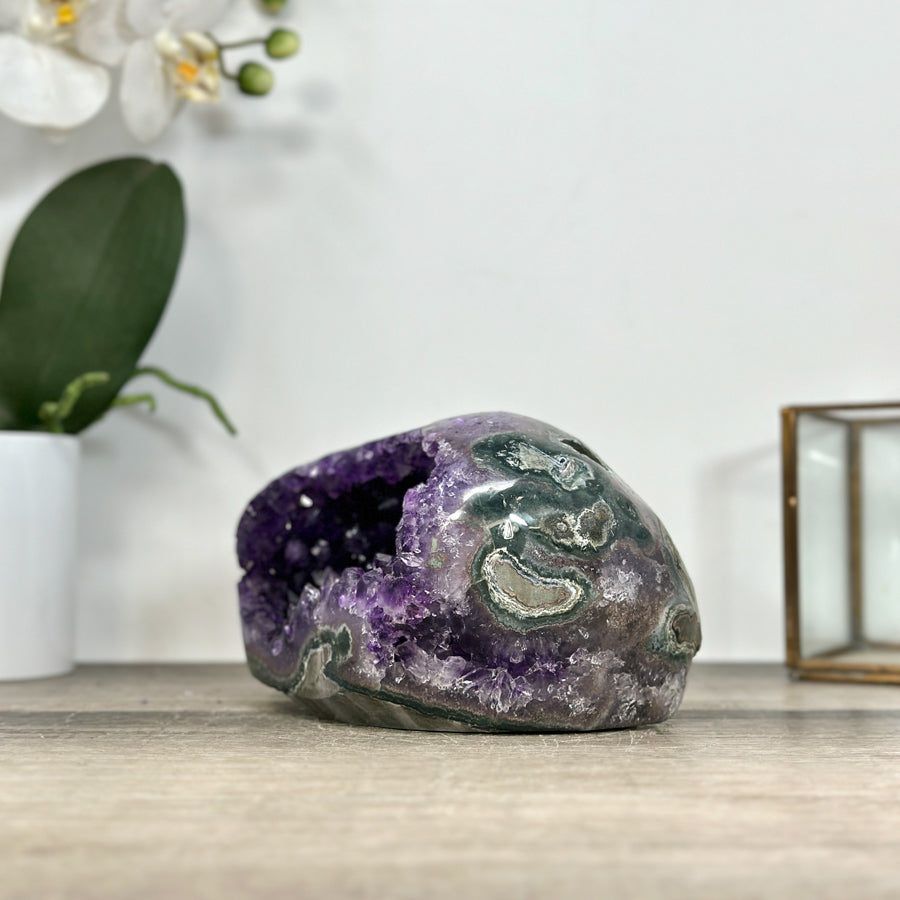 Amethyst-Geode mit polierter Randfläche und natürlicher Kristallstruktur