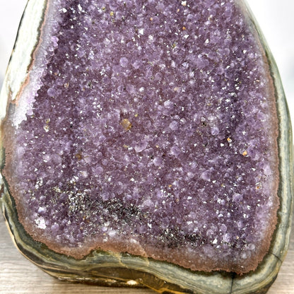Amethyst-Kathedrale groß mit einzigartiger grüner Jaspis-Schale