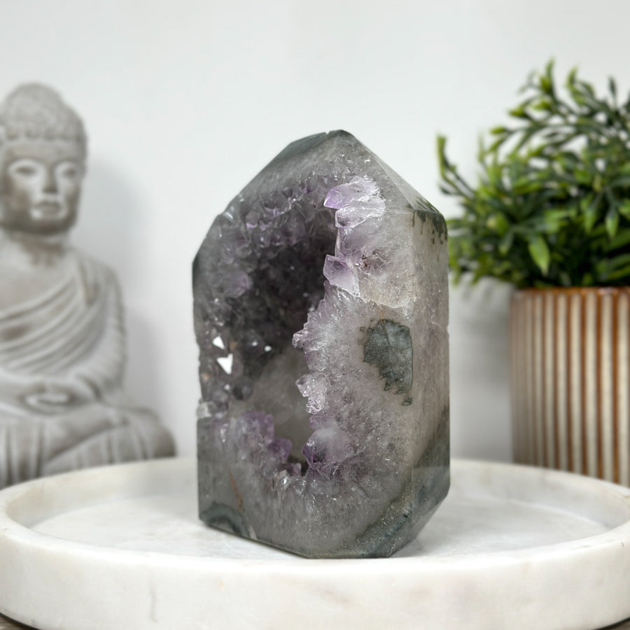 Amethyst-Grünjaspis-Obelisk mit lebendiger Farbstruktur