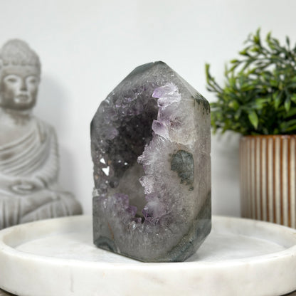 Amethyst-Grünjaspis-Obelisk mit lebendiger Farbstruktur