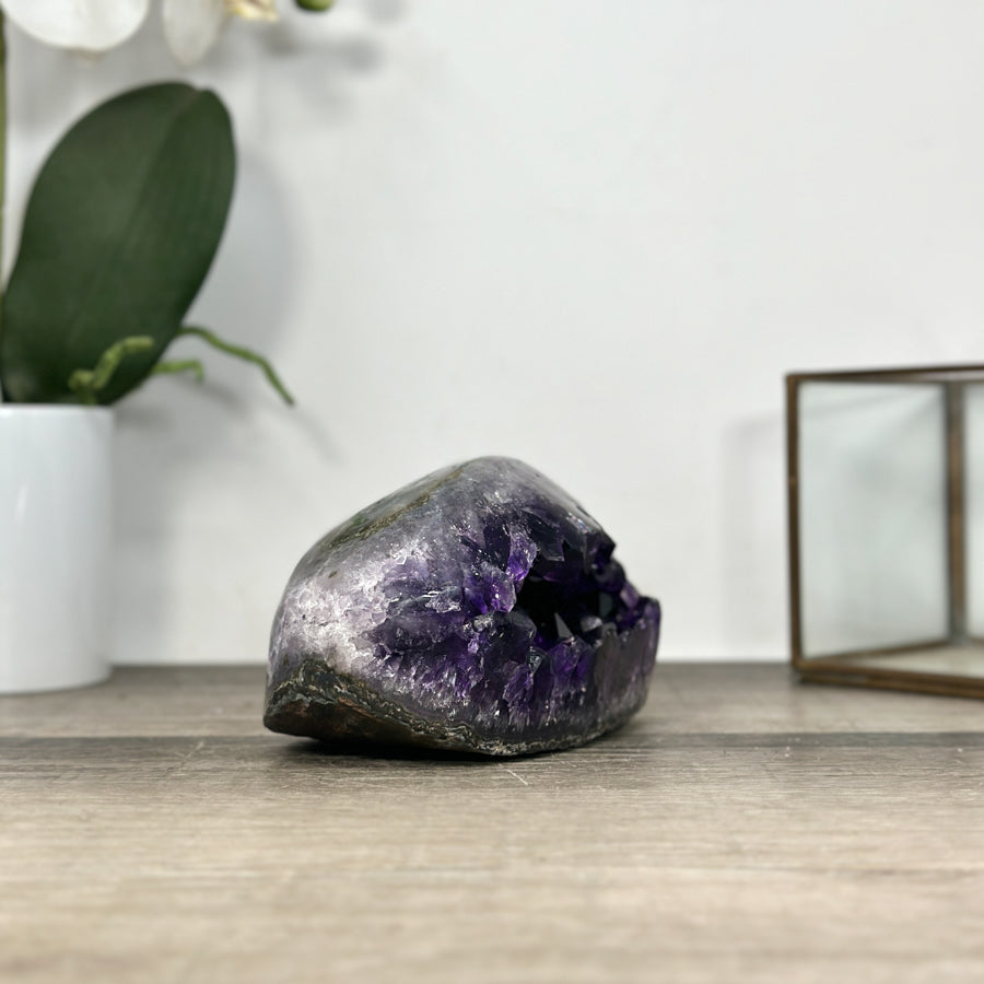 Amethyst-Geode mit großflächiger, tiefvioletter Kristallarchitektur