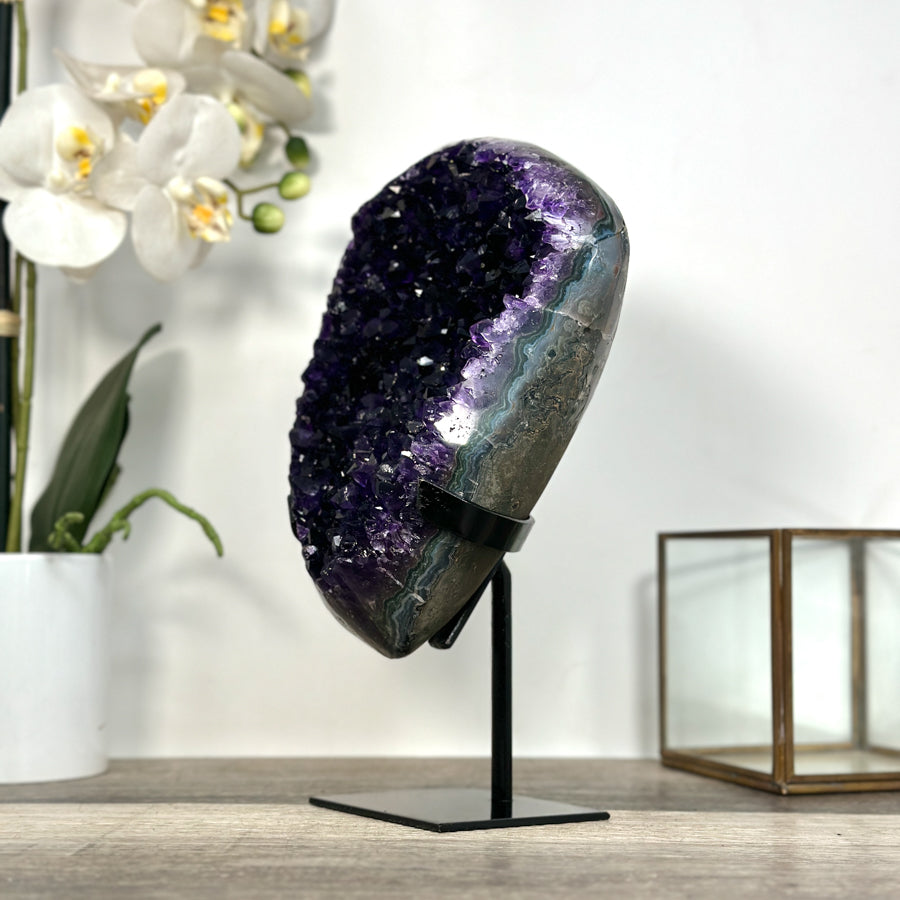 Amethyst-Kristallcluster mit tief gesättigter, violetter Farbzone