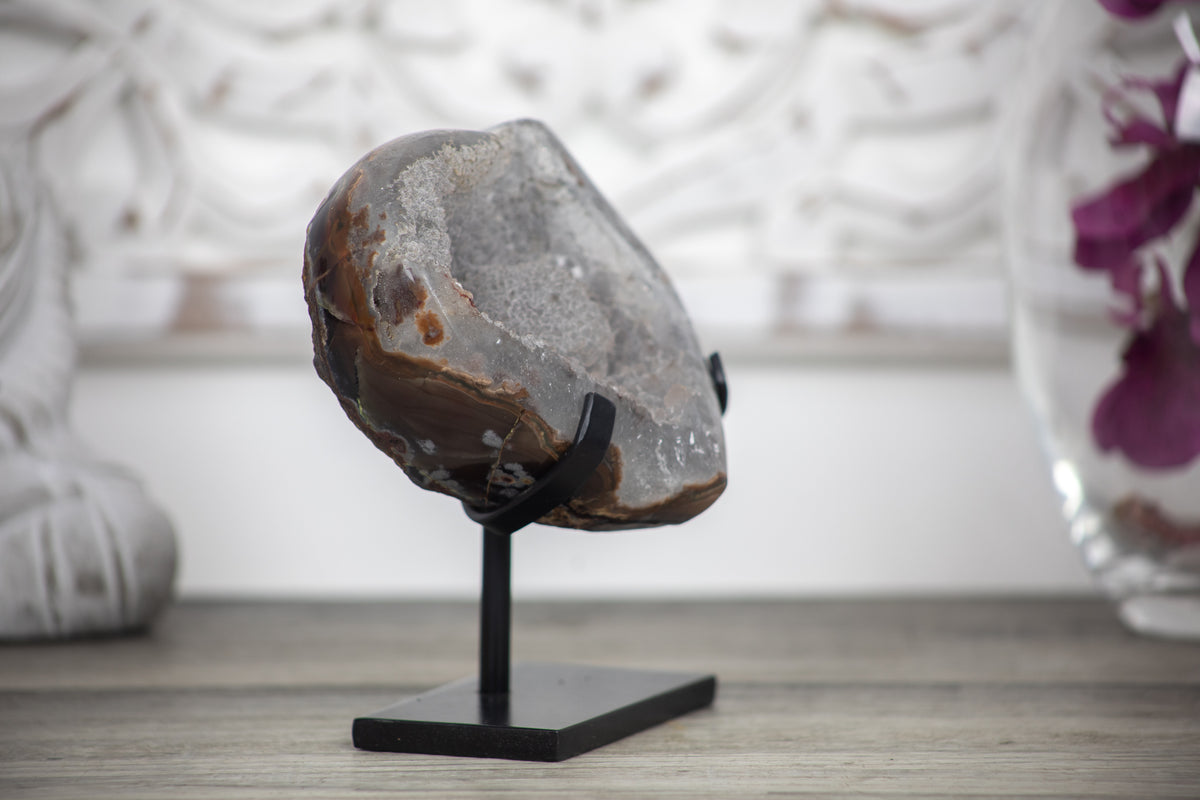 Quarz-Druzy-Herzskulptur mit funkelnder, kristallreicher Druzy-Oberfläche
