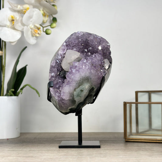Amethyst-Kristallcluster mit plastisch ausgeformter Kalzit-Struktur