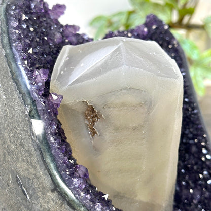 Amethyst groß mit herausragender natürlicher Kalzitbildung und tiefvioletten Kristallen