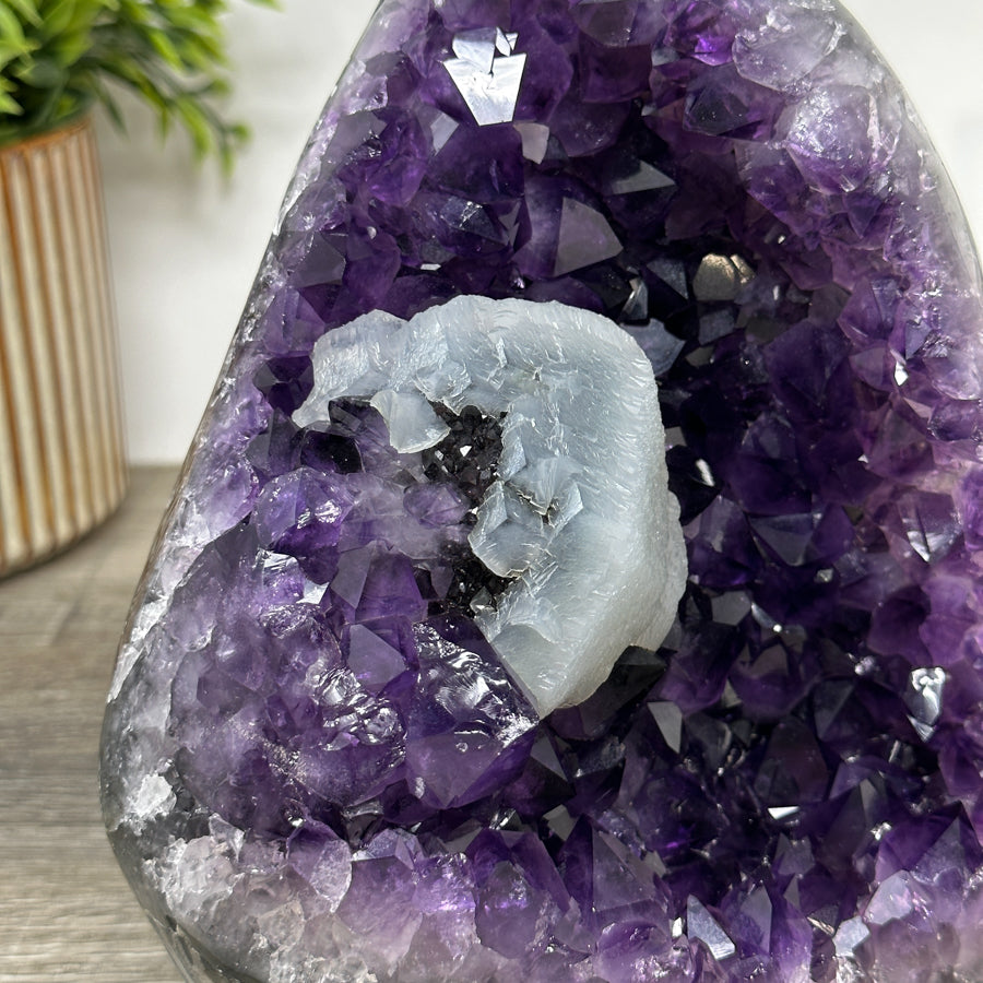 Amethyst-Kathedrale mit eindrucksvoller Kalzit-Einlagerung und violetter Kristallstruktur