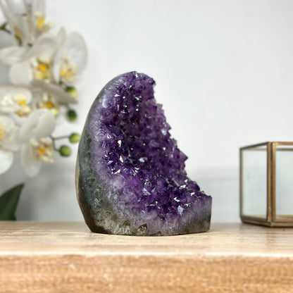 Amethyst-Kathedrale mit großflächigen, prägnanten Kristallspitzen