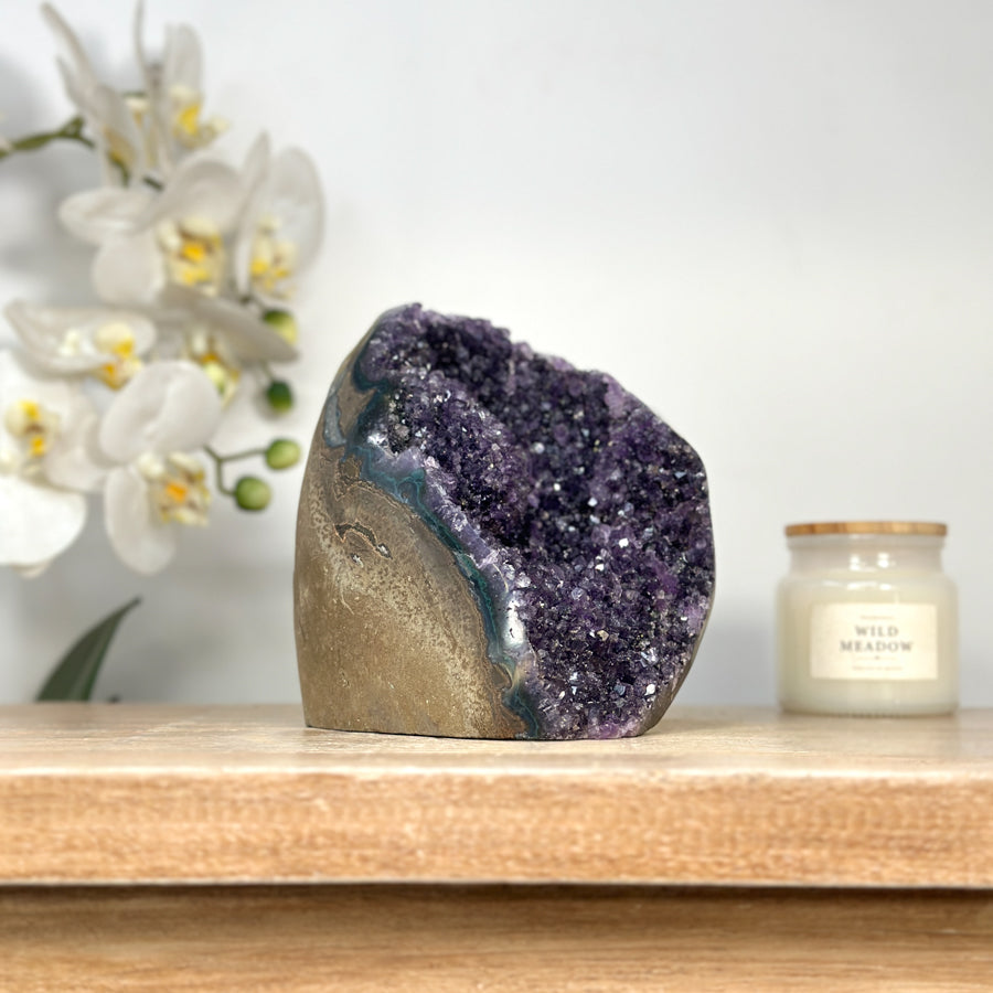 Amethyst-Druse mit weit geöffneter, violetter Kristallkammer