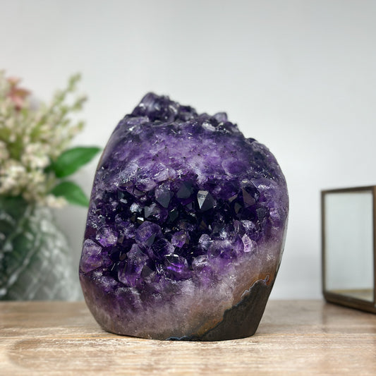 Amethyst-Kathedrale mit tiefviolett schimmernder Kristallzone