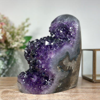 Amethyst-Kathedrale groß mit weit geöffneter, kristallreicher Innenkammer