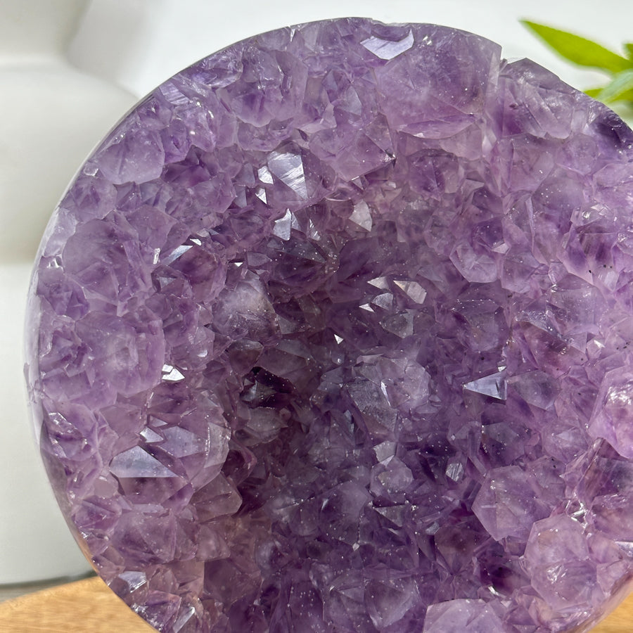 Amethyst-Steinkugel mit harmonischer Kristallstruktur und feiner Druzy-Oberfläche