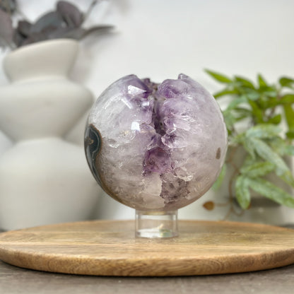 Amethyst-Achat-Steinkugel mit groß gewachsenen Kristallen und klarer Struktur