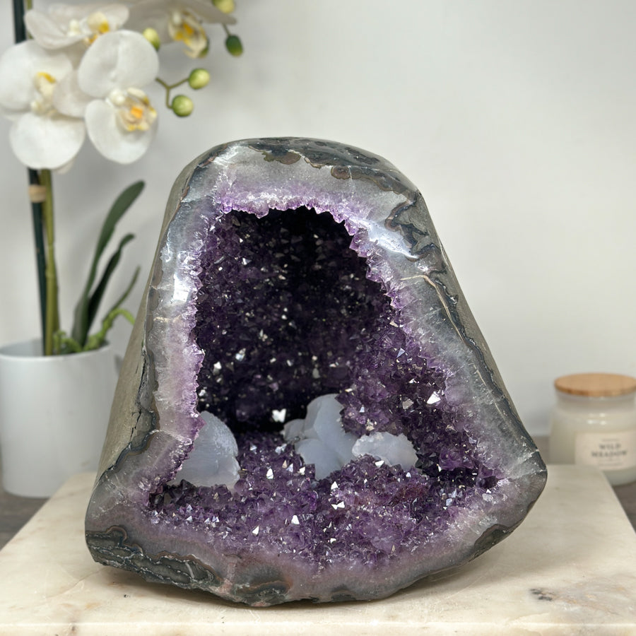 Amethyst-Geode groß mit markanter Kalzitformation