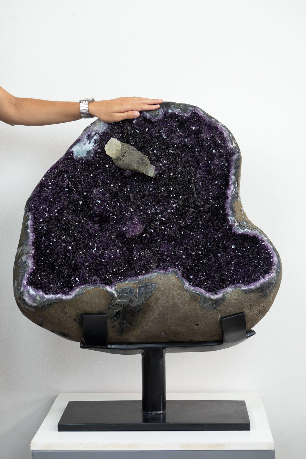Amethyst-Geode XXL massiv mit zentraler Kalzitformation, in exklusiver Premiumqualität