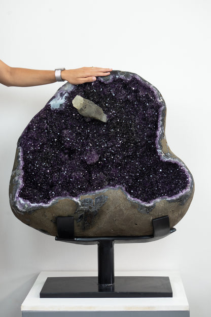 Amethyst-Geode XXL massiv mit zentraler Kalzitformation, in exklusiver Premiumqualität