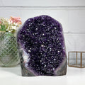 Amethyst-Kathedrale groß mit imposant geöffneter, violetter Kristallkammer