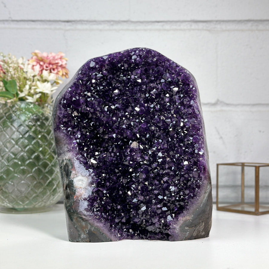 Amethyst-Kathedrale groß mit imposant geöffneter, violetter Kristallkammer
