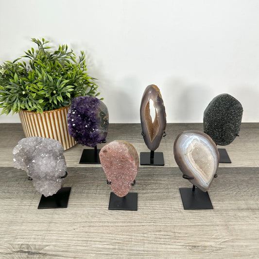 Kristallskulpturen-Set 6-teilig,mit facettierten Natursteinformationen und natürlicher Mineralstruktur