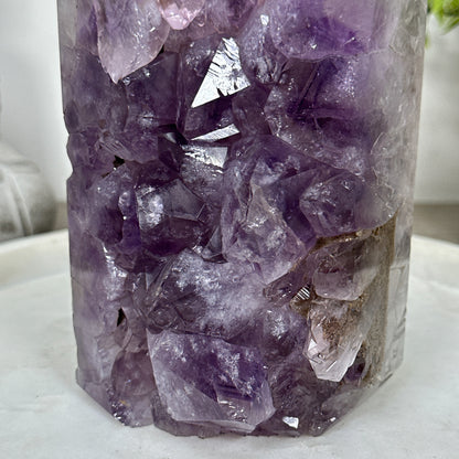 Amethyst-Grünjaspis-Obelisk mit vielschichtiger Naturstruktur