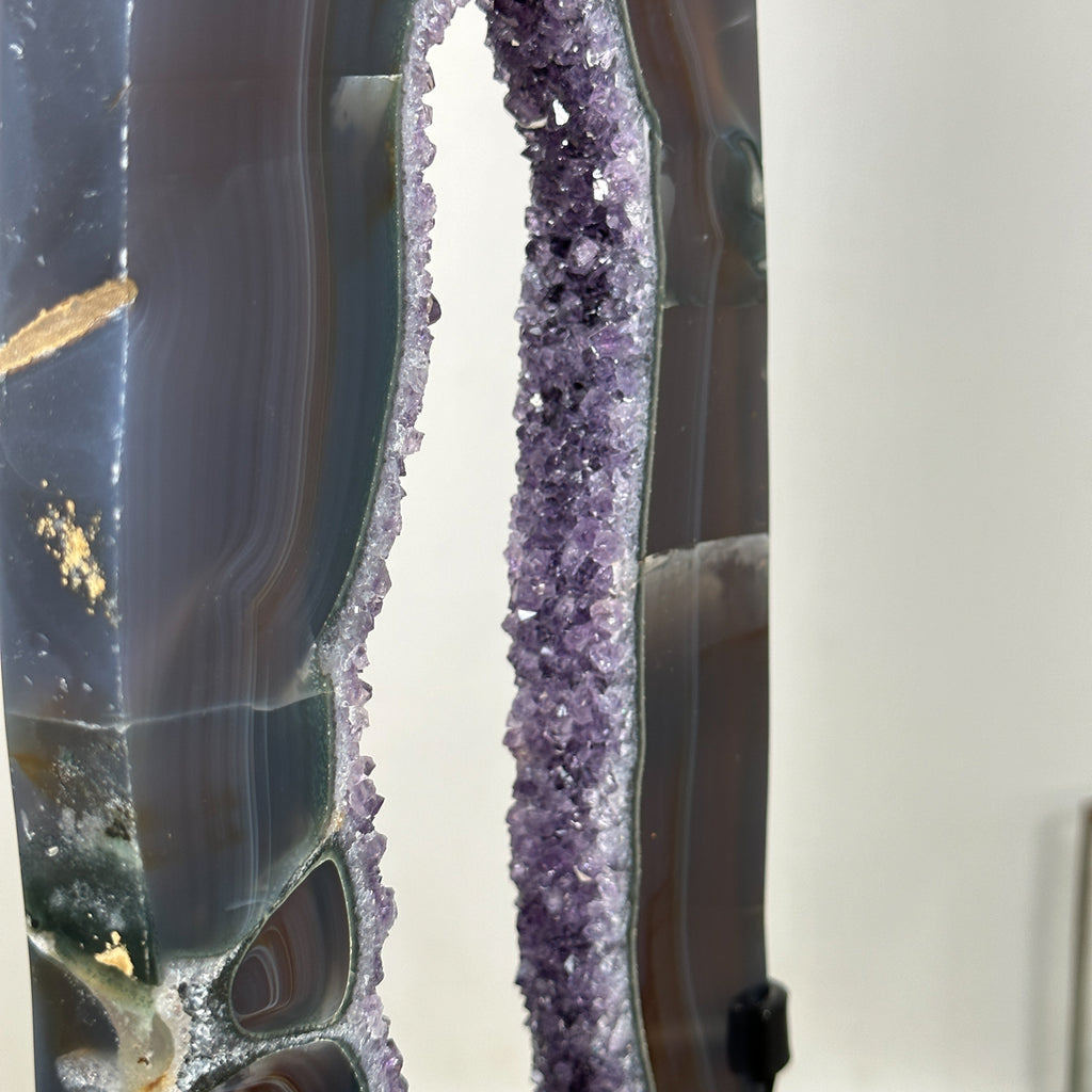 Achat-Portal mit funkelnden Amethyst Kristallen