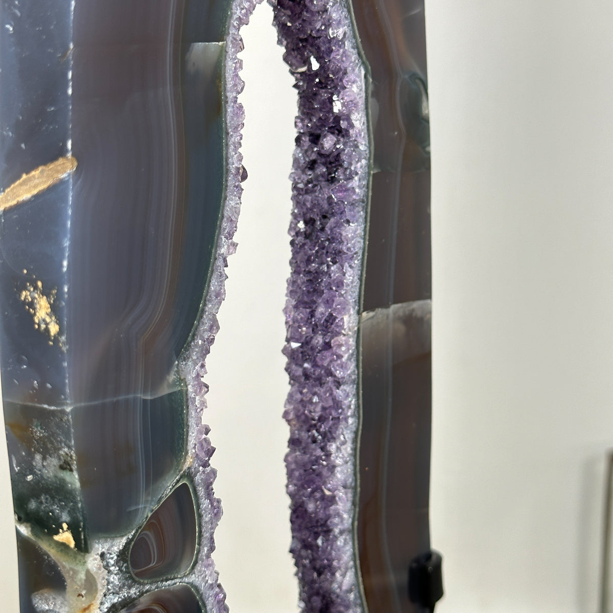 Achat-Portal mit funkelnden Amethyst Kristallen