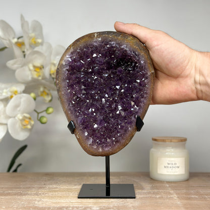 Amethyst-Kristallcluster mit klar ausgerichteten Kristallspitzen