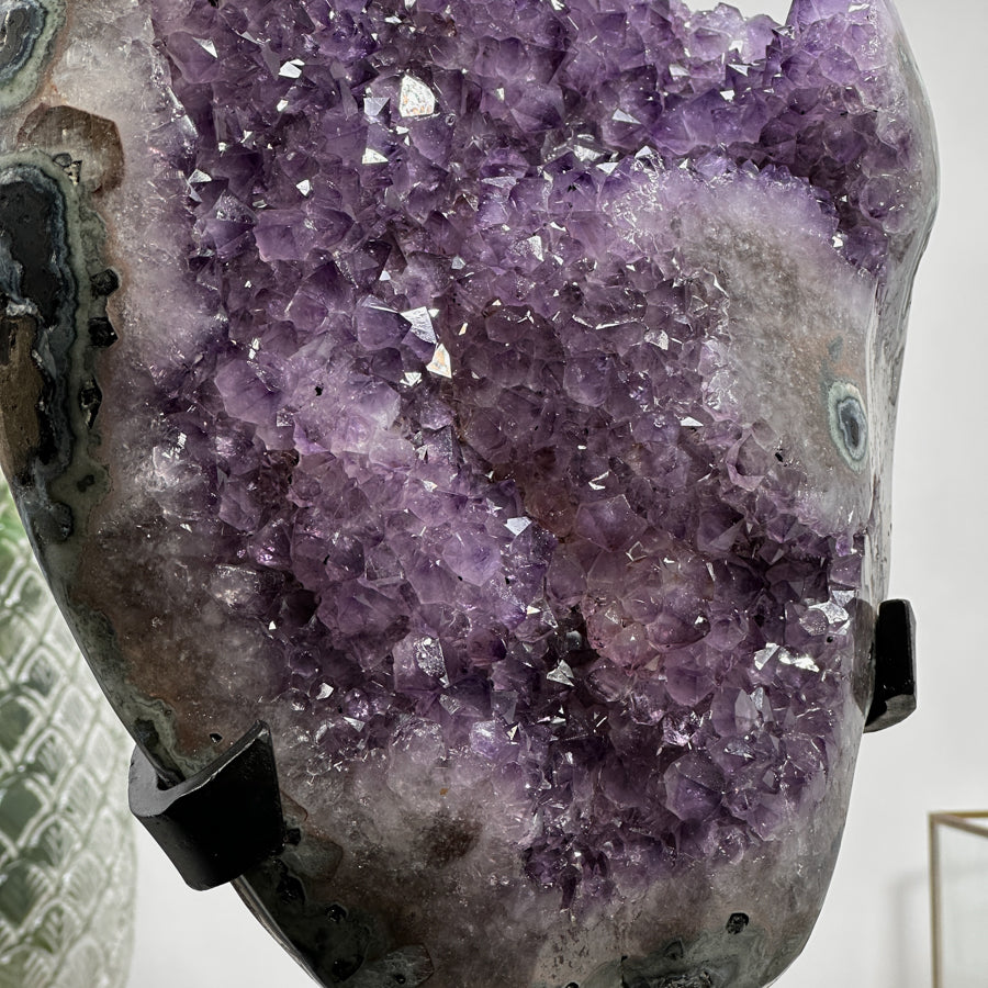 Amethyst-Cluster groß mit harmonisch schimmernder Kristallstruktur