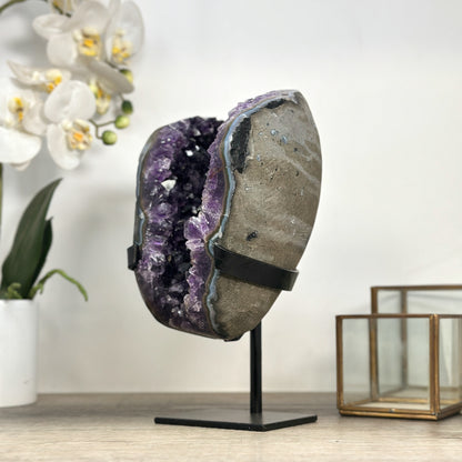Amethyst-Geode mit intensiv blau gerahmter Achat-Schale, in hochwertiger Naturqualität