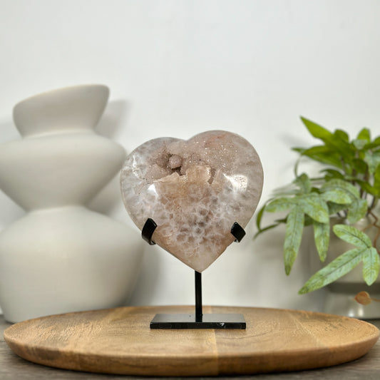 Zuckerquarz-Druzy-Herzskulptur mit fein glitzernder, kompakter Kristalloberfläche