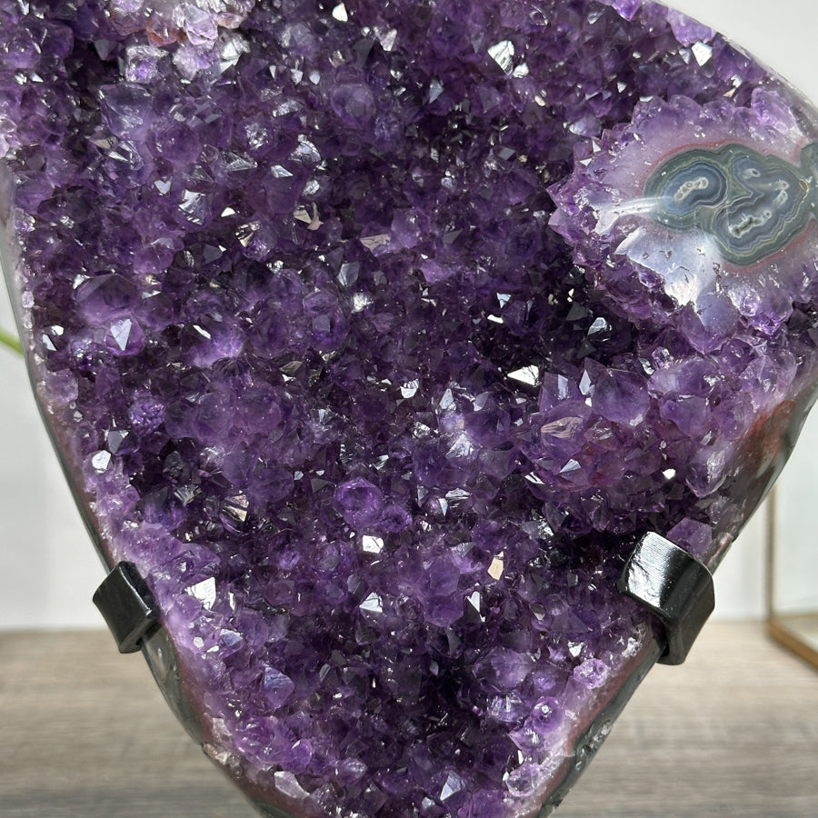 Amethyst-Kristallcluster mit weich verlaufender, violetter Farbstruktur, in hochwertiger Naturqualität