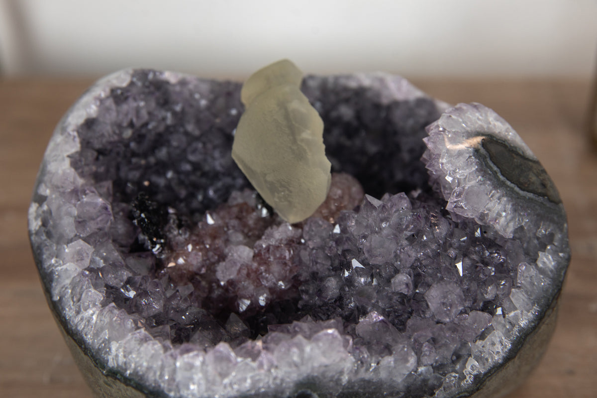 Amethyst-Geode mit wunderschön hervorstechender Kalzit-Kristallbildung