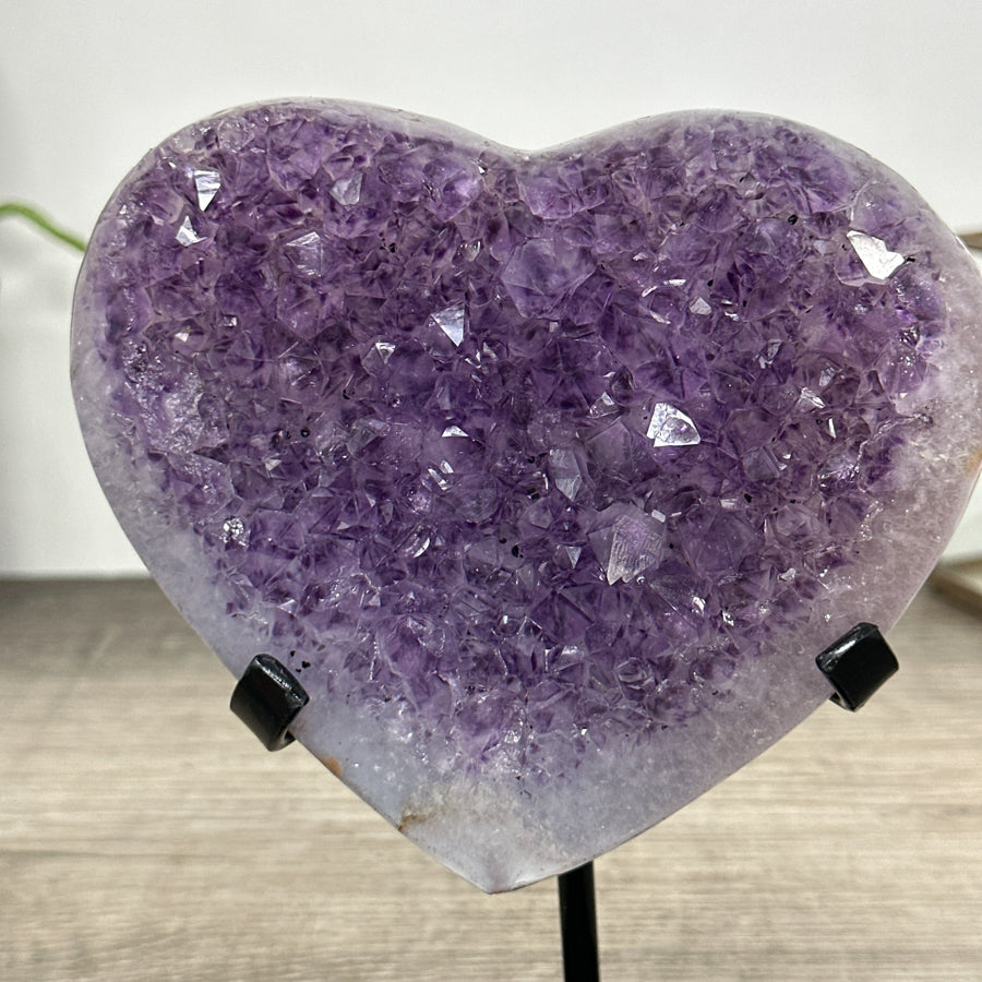 Amethyst-Quarz-Herzskulptur mit violetter Kristallzone und kristallklarer Quarzmatrix