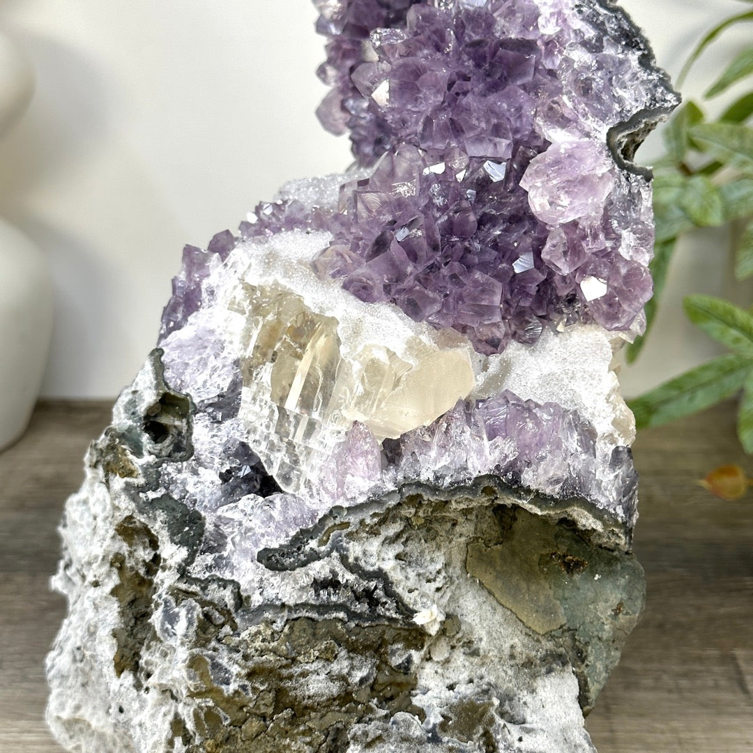 Amethyst-Kathedrale mit dichter Zuckerkristall-Beschichtung und feiner Kalzitbildung