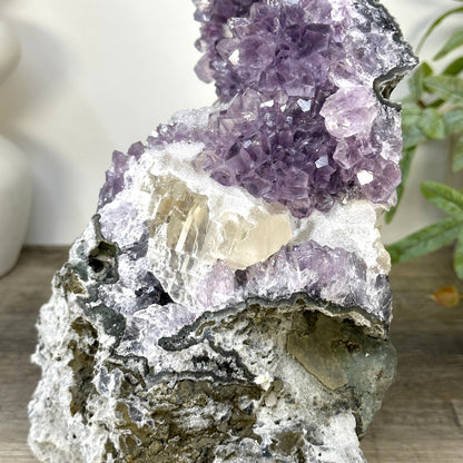 Amethyst-Kathedrale mit dichter Zuckerkristall-Beschichtung und feiner Kalzitbildung