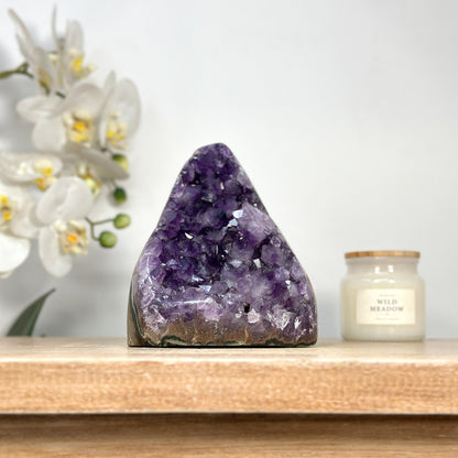 Amethyst-Druse mit dicht gewachsener Kristallfläche und violetten Kristallspitzen