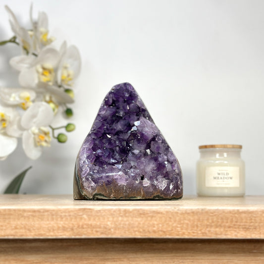 Amethyst-Druse mit dicht gewachsener Kristallfläche und violetten Kristallspitzen