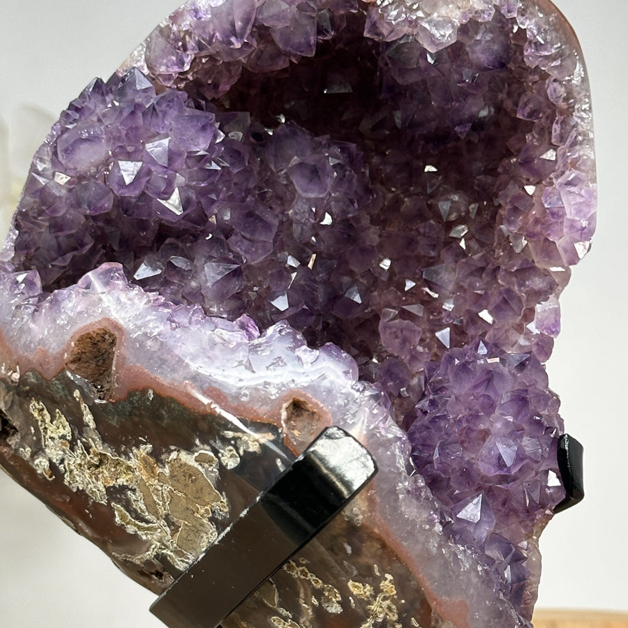 Amethyst-Geode mit rottoniger Jaspis-Schale