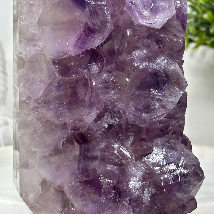 Amethyst-Obelisk mit großkristallinem Zentrum