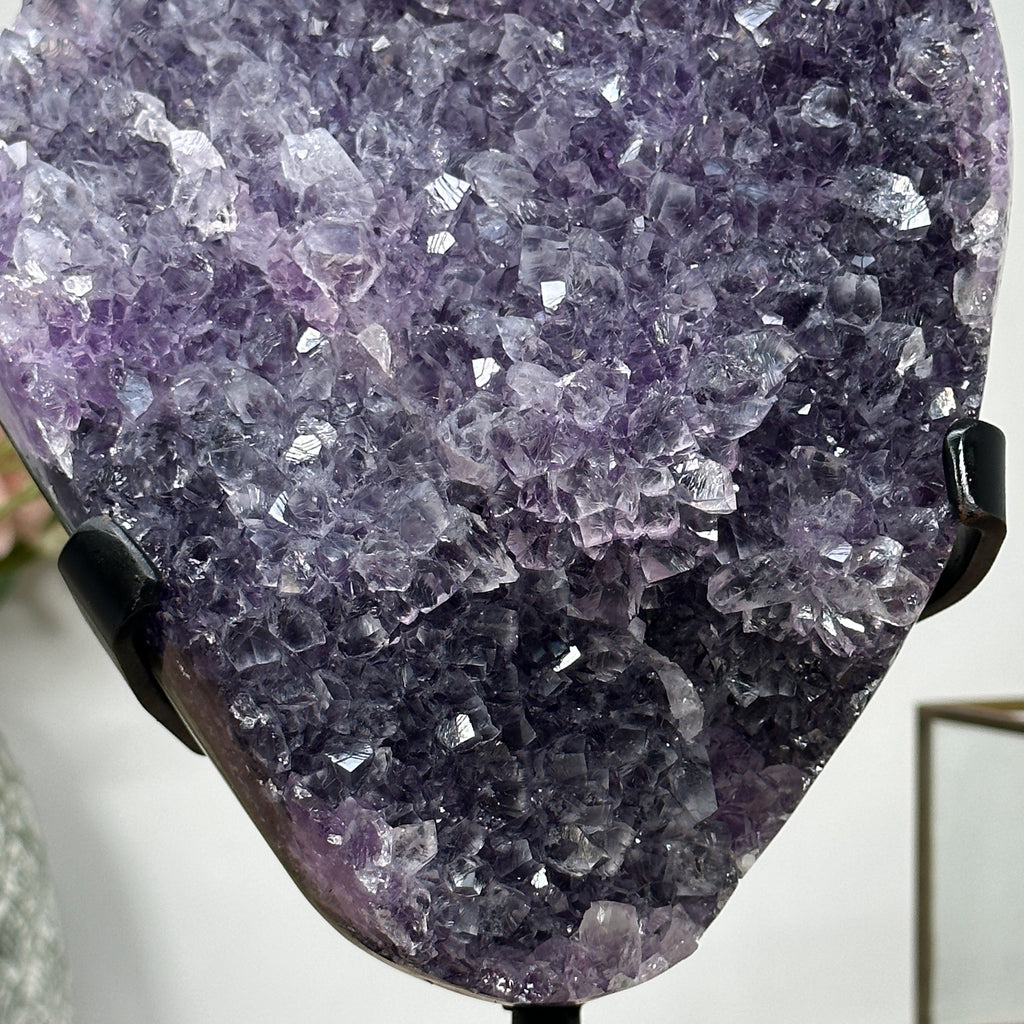 Amethyst-Jaspis-Kristallcluster groß mit grün gebänderter Naturschale