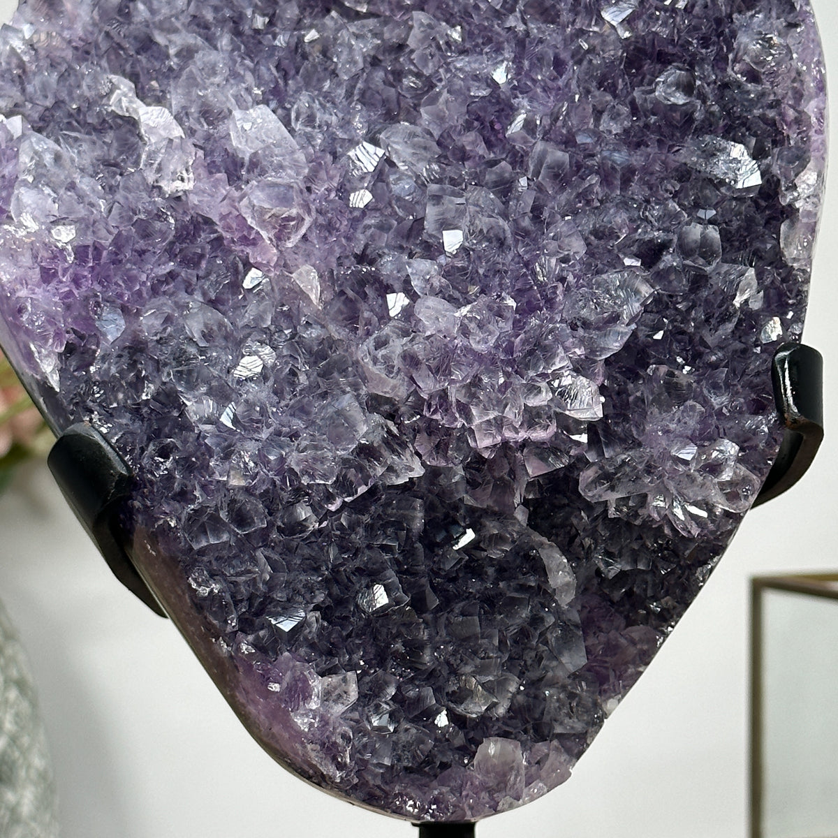 Amethyst-Jaspis-Kristallcluster groß mit grün gebänderter Naturschale