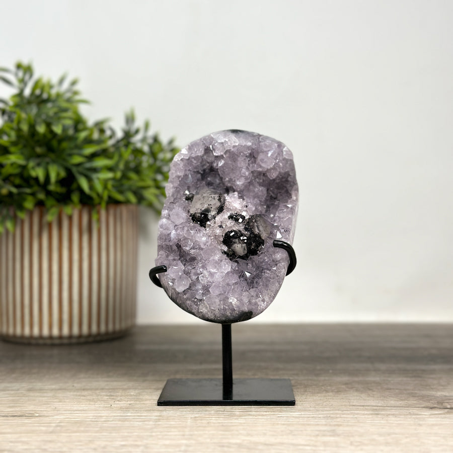 Kristallenskulpturen-Set 6-teilig, mit prismatisch gewachsenen Kristallflächen und kontrastreicher Mineralmatrix