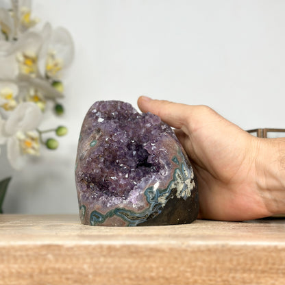 Amethyst-Druse mit Jaspis-Schale und kontrastreicher Matrixstruktur