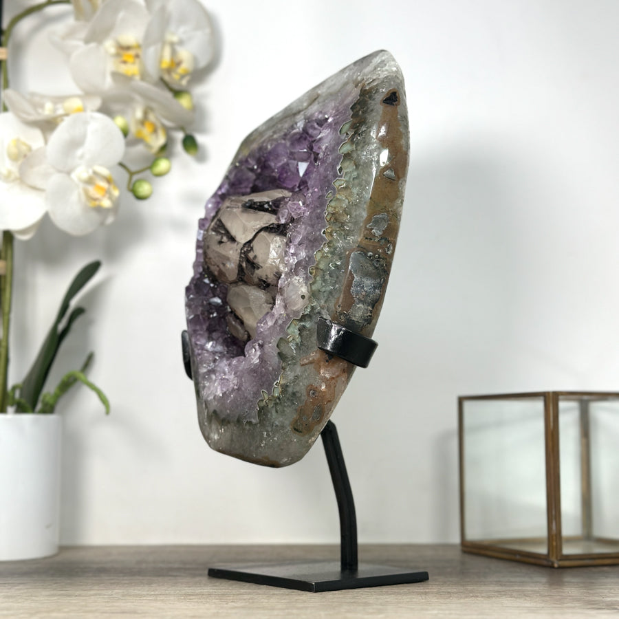 Amethyst-Geode groß mit Quarz-Schale und schwarzer Hämatit-Kalzit-Einlagerung